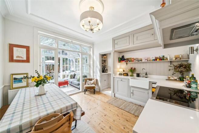 3 bed property, in Clapham Common West Side SW4, £950,000