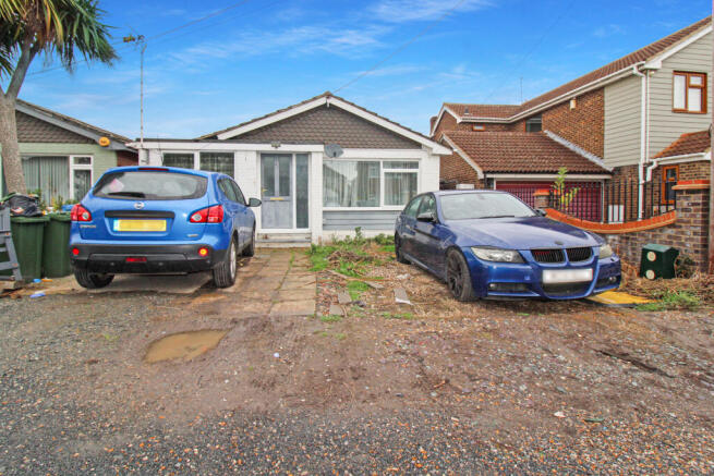 2 bed property, in Voorburg Road, £300,000