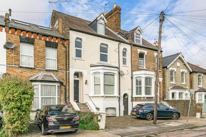 2 bed property, in Richmond Park Road, £235,000