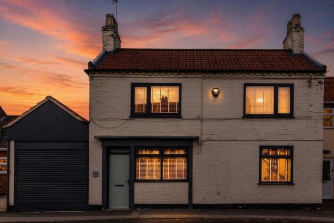 4 bed property, in Vicarage Road, £400,000