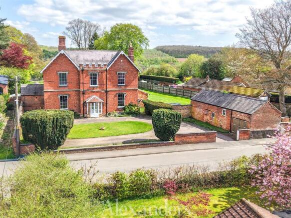 5 bed property, in Main Street, £1,195,000