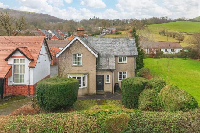 3 bed property, in Clatter, £210,000