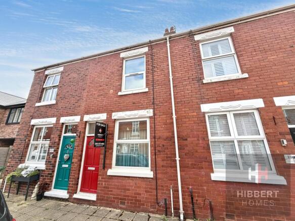 2 bed property, in Gordon Avenue, £240,000