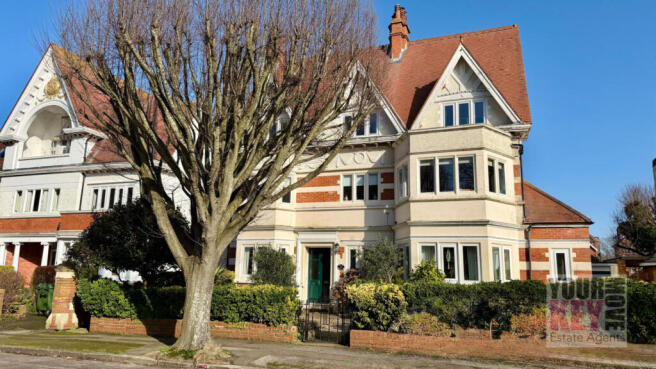 2 bed property, in Grimston Gardens, £242,000