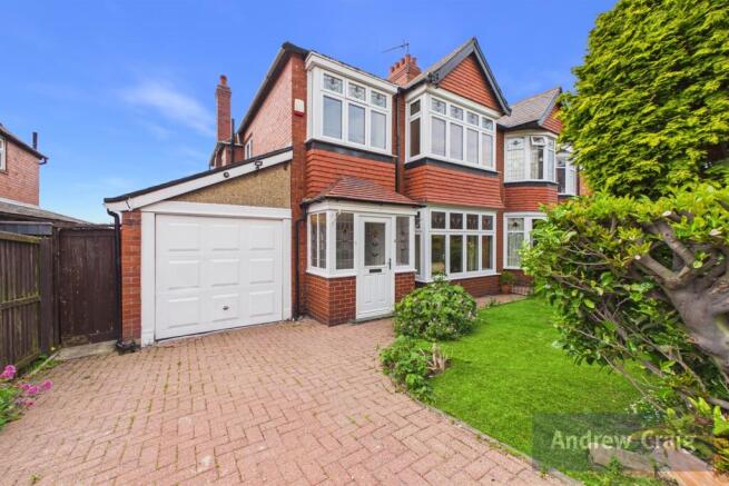3 bed property, in Limetrees Gardens, £385,000