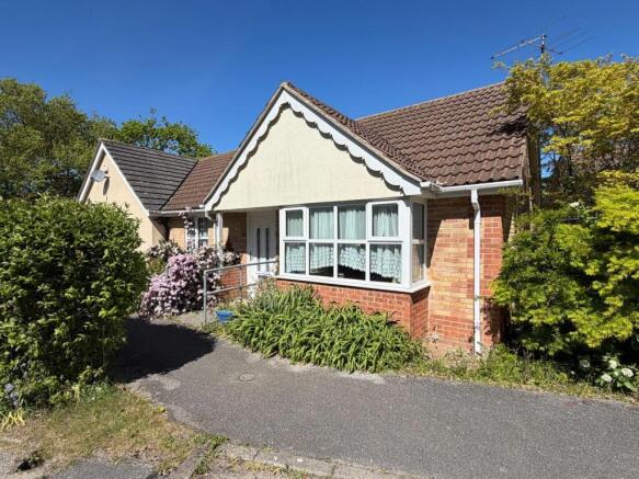 2 bed property, in Horsham Close, £270,000