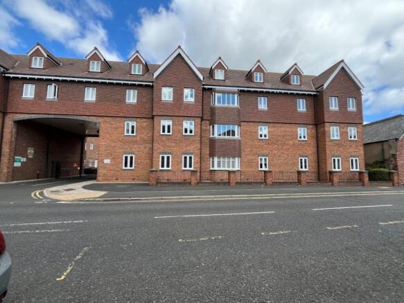 2 bed property, in 47 The Croft, £52,000