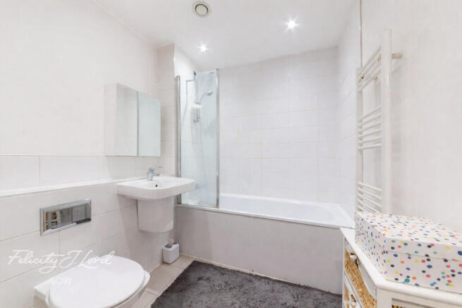 1 bed property, in St Clements Avenue, £400,000