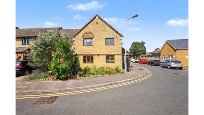 2 bed property, in 2 Heaton Close, £205,000