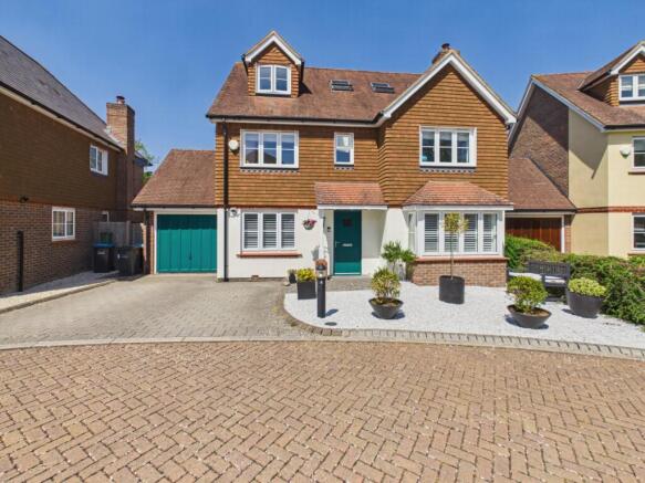 5 bed property, in Hurstbeech Close, £845,000