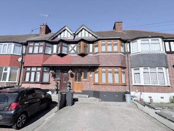 3 bed property, in Chigwell Road, £525,000