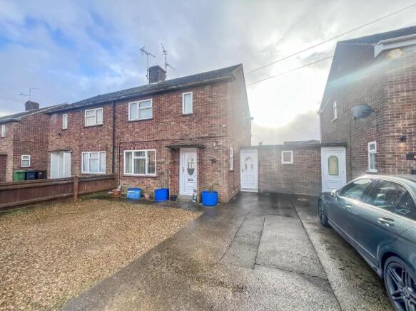 2 bed property, in Lilac Road, £215,000