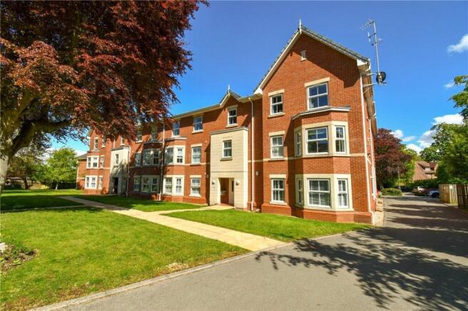 2 bed property, in Kingsmead Road South, £185,000