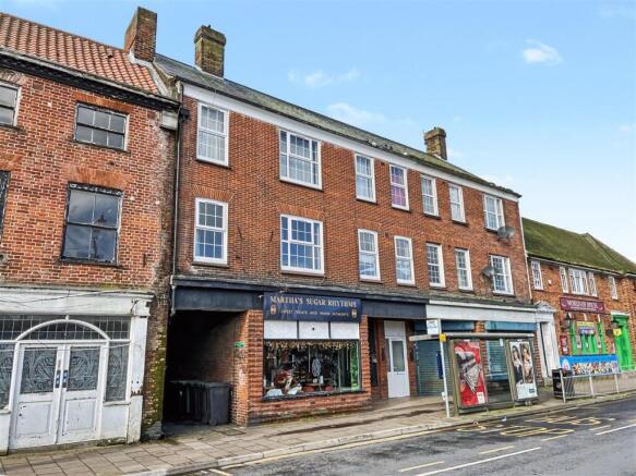 2 bed property, in Market Place, £100,000