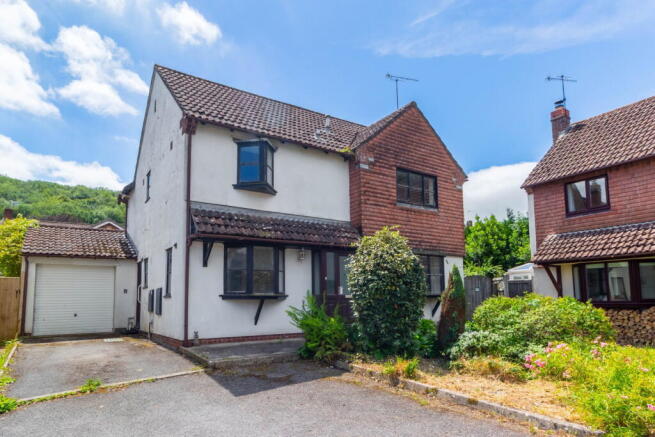4 bed property, in Yew Tree Gardens, £460,000