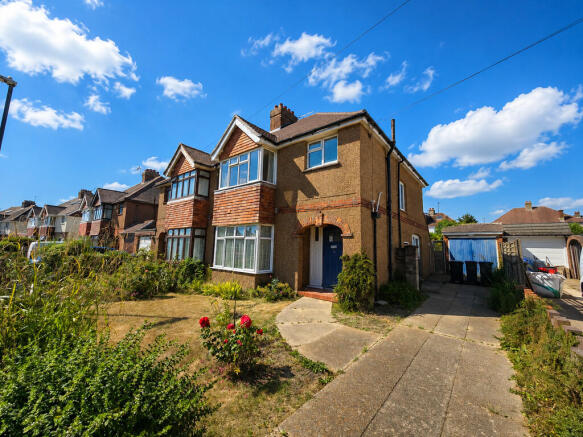 3 bed property, in The Crescent, £450,000