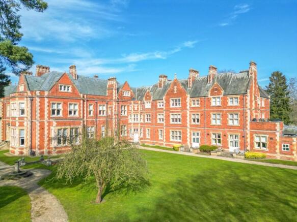 2 bed property, in Caldecote Hall Drive, £250,000
