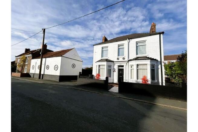 4 bed property, in High Street, £485,000