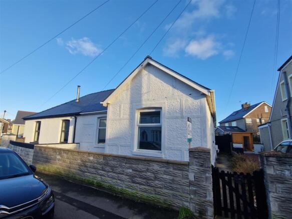 2 bed property, in Hookland Road, £270,000