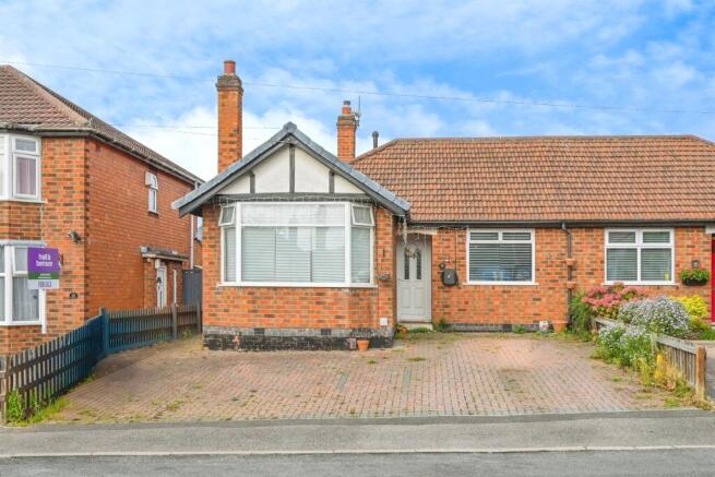 2 bed property, in Vancouver Avenue, £240,000