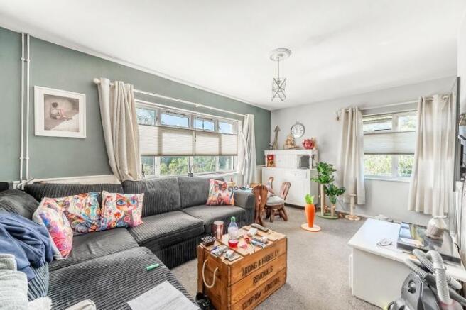 1 bed property, in Queens Walk, £200,000