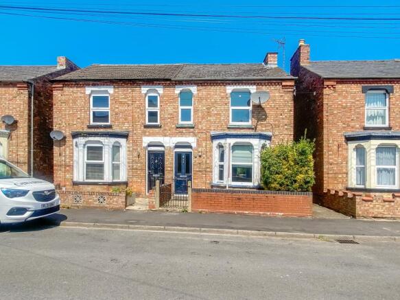3 bed property, in York Road, £145,000