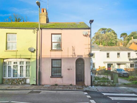 2 bed property, in New Road, £160,000