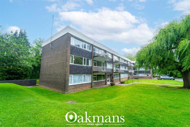 2 bed property, in Richmond Hill Road, £265,000