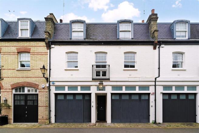 3 bed property, in Clabon Mews, £3,000,000