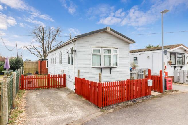 2 bed property, in Whelpley Hill Park, £150,000