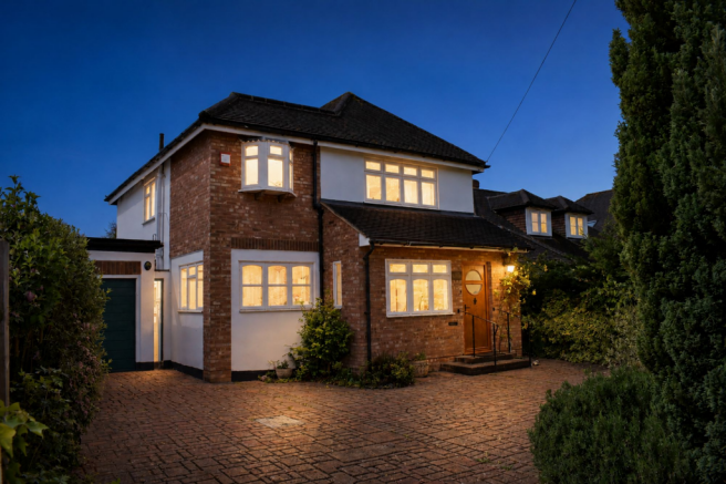 4 bed property, in West Farm Avenue, £875,000