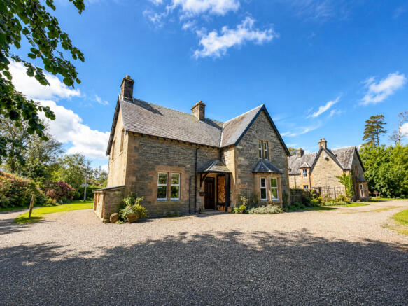 2 bed property, in Acharacle House, £275,000