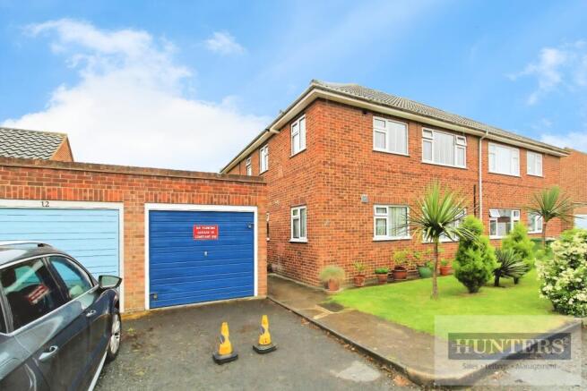 2 bed property, in Turnpike Court, £300,000