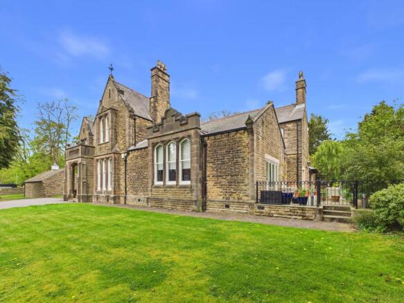 3 bed property, in Normanhurst Park, £600,000