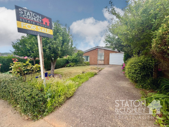 3 bed property, in Springwood View Close, £240,000