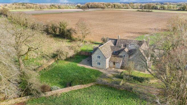 5 bed property, in Nesley Farm, £880,000
