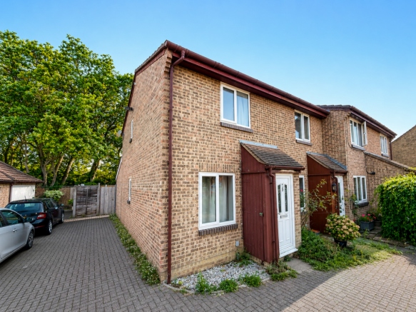 2 bed property, in Merryfield, £265,000