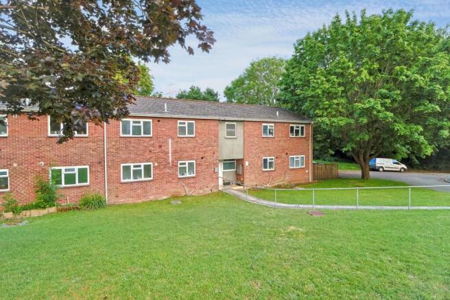 1 bed property, in Broadwey Close, £80,000