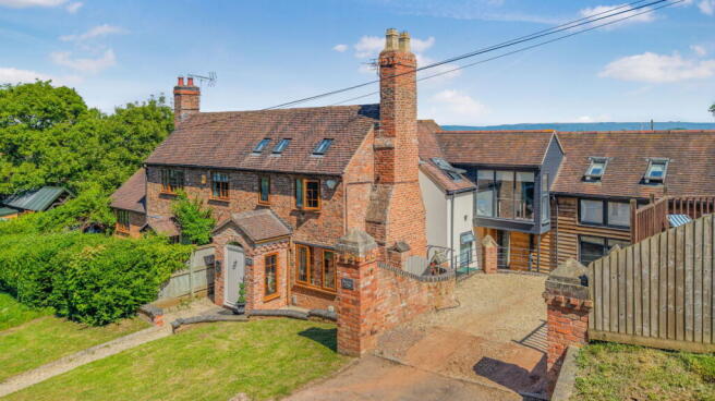 4 bed property, in Wainlode Hill, £550,000
