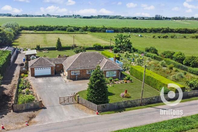 2 bed property, in Middle Drove, £495,000