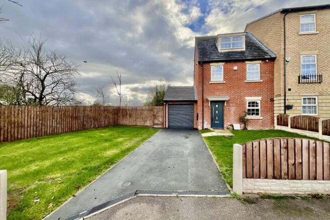 3 bed property, in Lambrell Avenue, £260,000