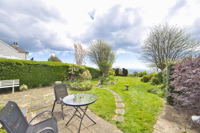 2 bed property, in Old Dover Road, £425,000