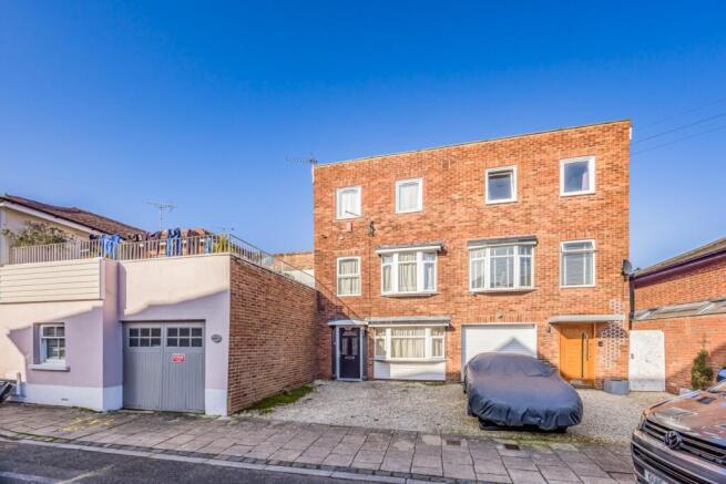 4 bed property, in Somerset Road, £360,000