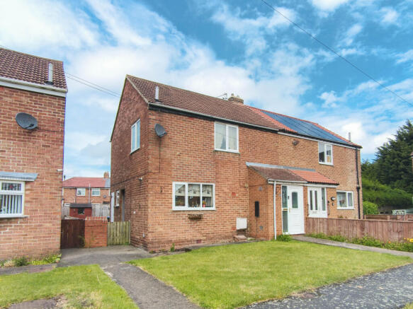 2 bed property, in Park House Close, £100,000