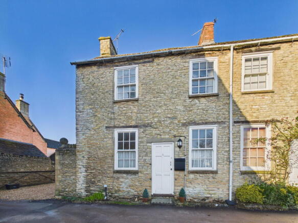 3 bed property, in Chapel Walk, £240,000