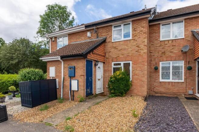 2 bed property, in Burgess Gardens, £290,000
