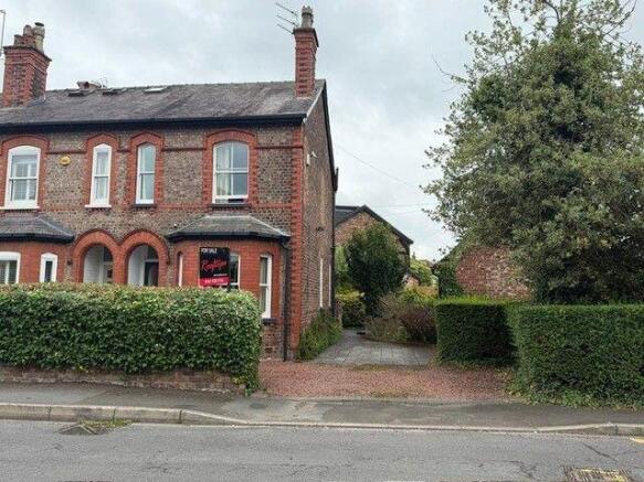 2 bed property, in Park Road, £525,000