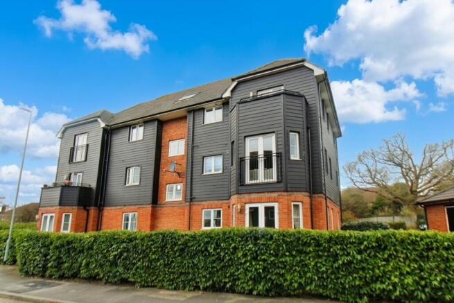 1 bed property, in Applin Road, £170,000