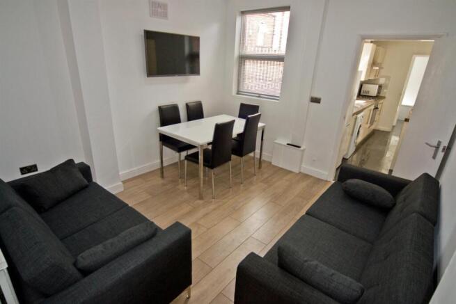 5 bed property, in Frederick Grove, £285,000