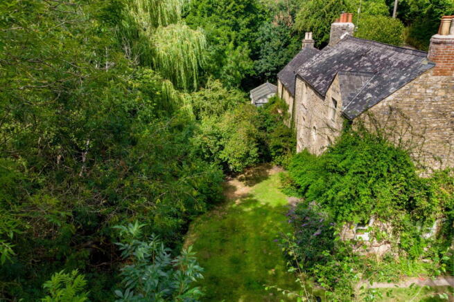 4 bed property, in Vallis Vale, £785,000